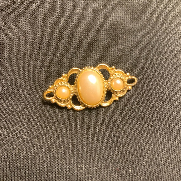 Vintage 1928 Elegant Gold-Tone and Faux Pearl Brooch - Picture 4 of 4